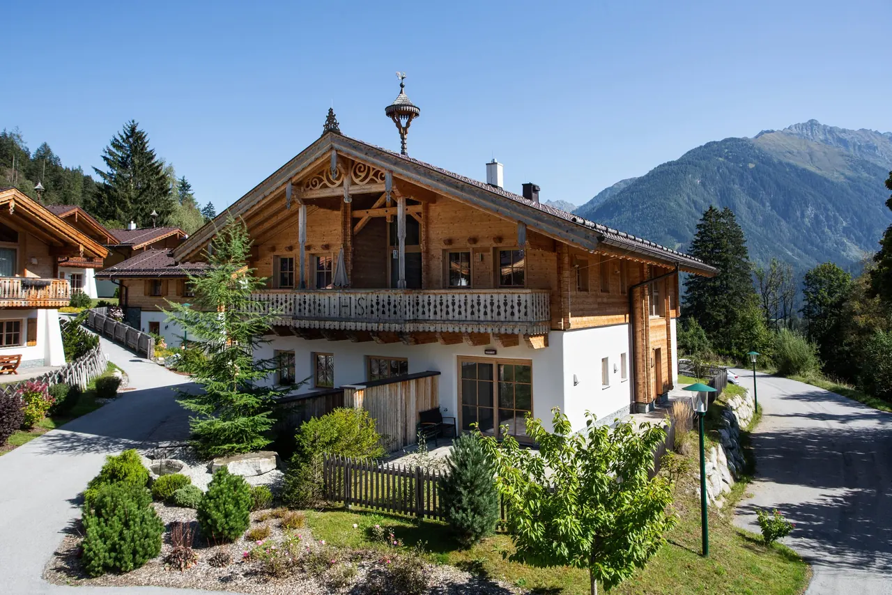 Das Chalet im Sommer mit Bergkulisse