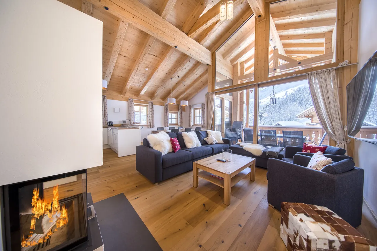 Wohnbereich mit Kamin und Sitzlandschaft