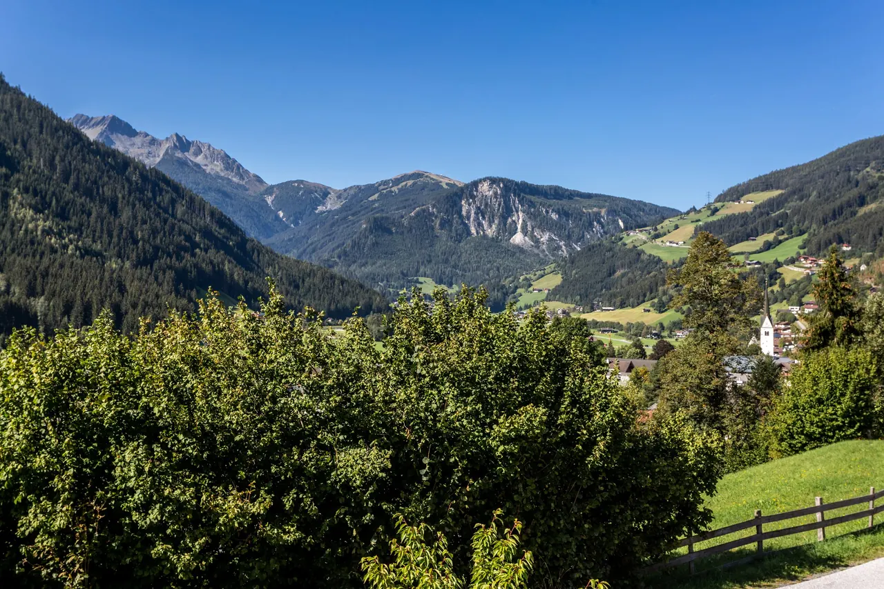 Sommerlicher Blick über das Tal