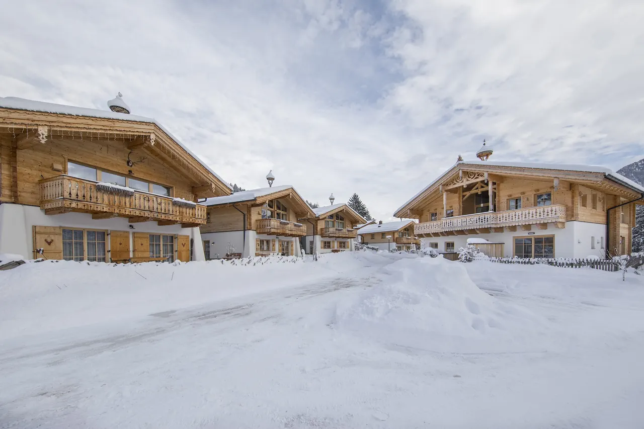 Das verschneite Chaletdorf
